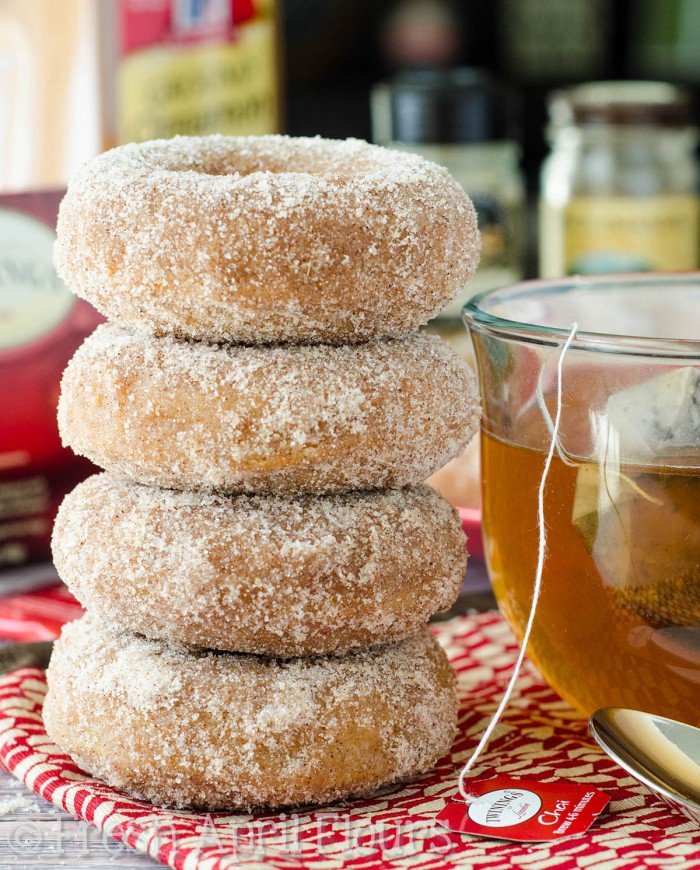 Donuts de Chai Assados ​​- Donuts com especiarias fáceis ficam com uma massa saudável em uma camada de açúcar com especiarias para obter um pouco de pepino extra em cada mordida.