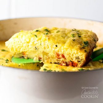 Faça desta leve e fofa fritada de vegetais a estrela do seu próximo café da manhã ou almoço. Está cheio de batatas, pimentão, pimenta poblano, queijo ricota cremoso e o apimentado Monterrey Jack.