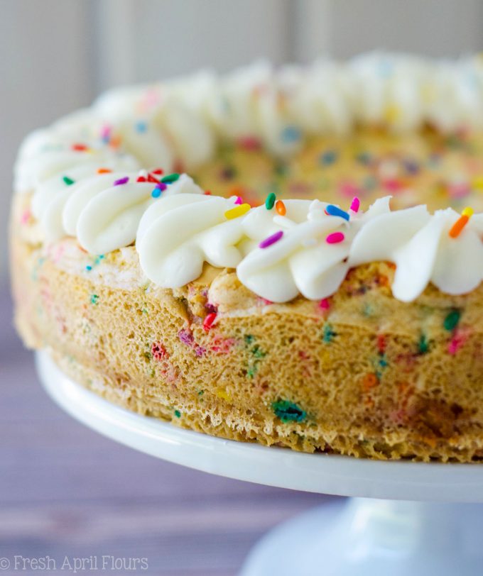 Bolo de biscoito de açúcar Funfetti: macio e amanteigado no centro, crocante nas bordas e cheio de gotas de chocolate branco e granulado para comemorar qualquer ocasião. Coberto com um creme amanteigado de manteiga de baunilha e amêndoa.