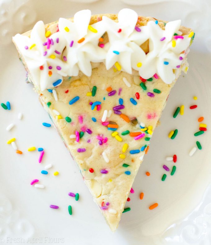 Bolo de biscoito de açúcar Funfetti: macio e amanteigado no centro, crocante nas bordas e cheio de gotas de chocolate branco e granulado para comemorar qualquer ocasião. Coberto com um creme amanteigado de manteiga de baunilha e amêndoa.