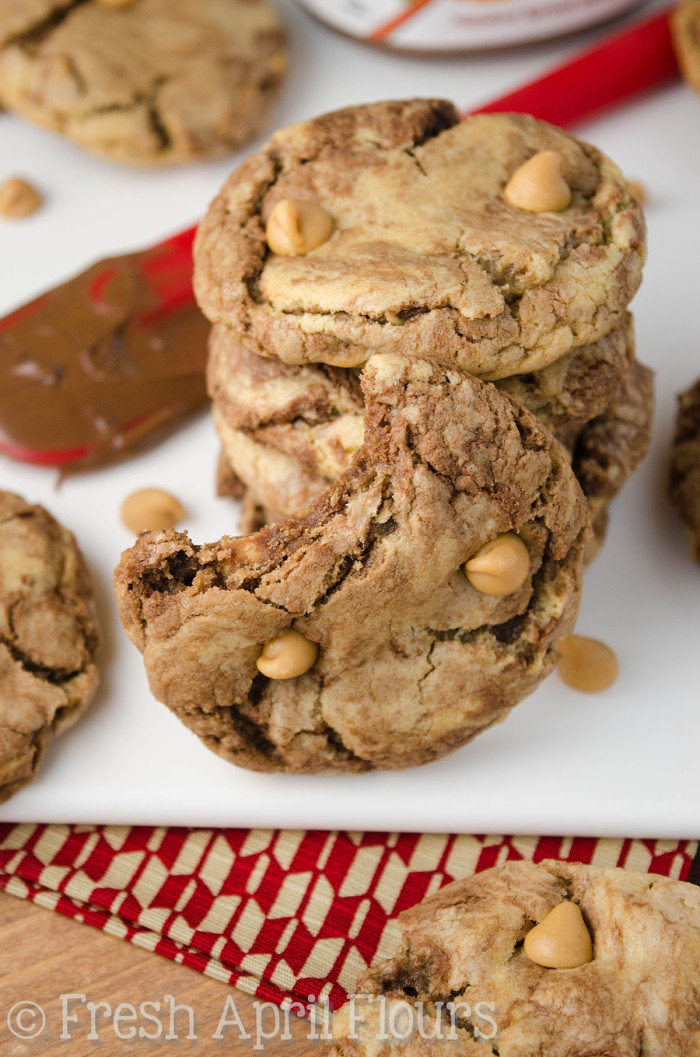 Biscoitos de manteiga de amendoim com redemoinho de Nutella: Biscoitos de açúcar mascavo recheados com pedaços de manteiga de amendoim e redemoinhos generosos de Nutella.