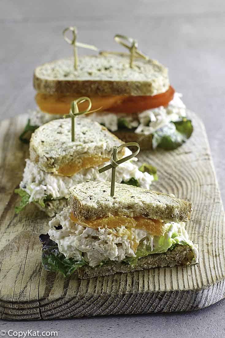dois sanduíches de salada de frango no pão de trigo com tomate e alface 