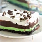 Delicie-se com esta lasanha de chocolate e menta cremosa e suave de uma frigideira. É a sobremesa não assada perfeita para levar para uma refeição compartilhada ou uma reunião de Natal!