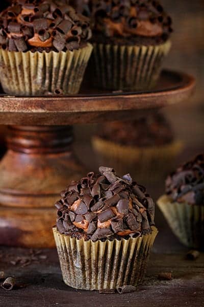 Cupcakes de abobrinha de chocolate duplo com cobertura de chocolate