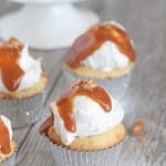 Muffins de caramelo caseiro com bolo de manteiga amarela