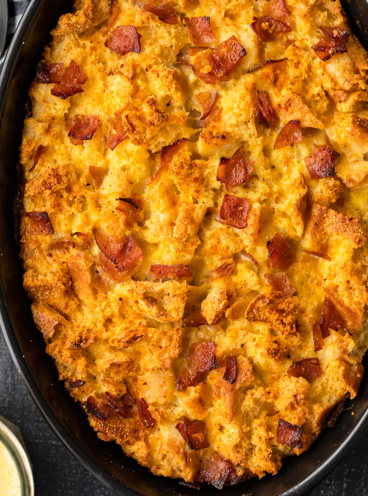 cacerola llena de huevos horneados, muffins ingleses y jamón