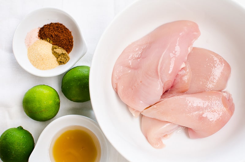 peitos de frango, especiarias, limão