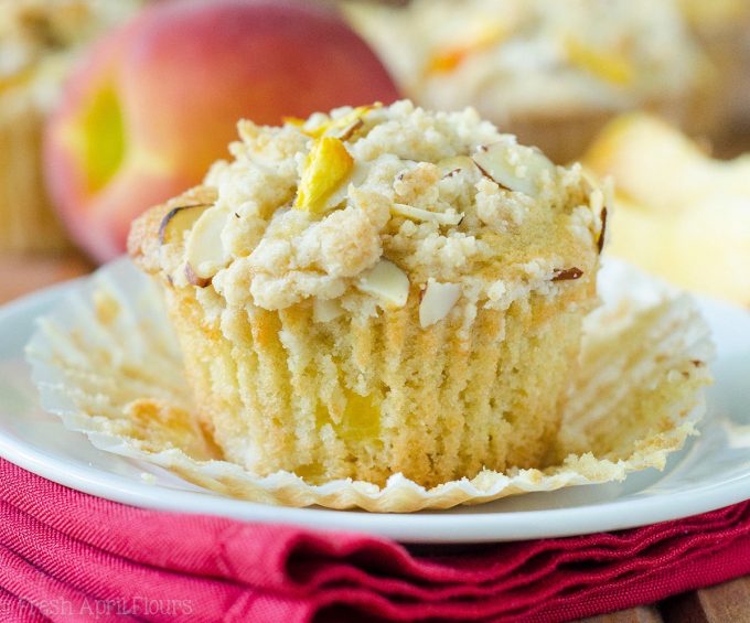 Muffins de Streusel de PĂȘssego e AmĂȘndoa: Muffins de pĂȘssego Ășmidos e macios, acentuados com extrato de amĂȘndoa e cobertos com um streusel de amĂȘndoa crocante e doce.