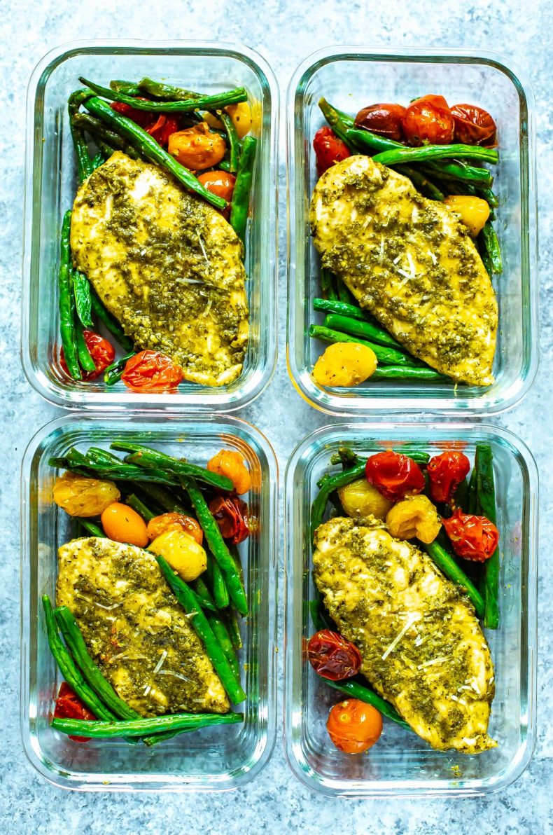 4 recipientes de preparación de comidas rellenos con pechuga de pollo al horno y verduras frescas asadas