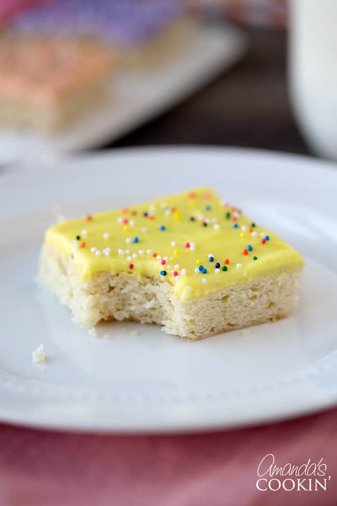 Corte os biscoitos em quadrados e sirva!