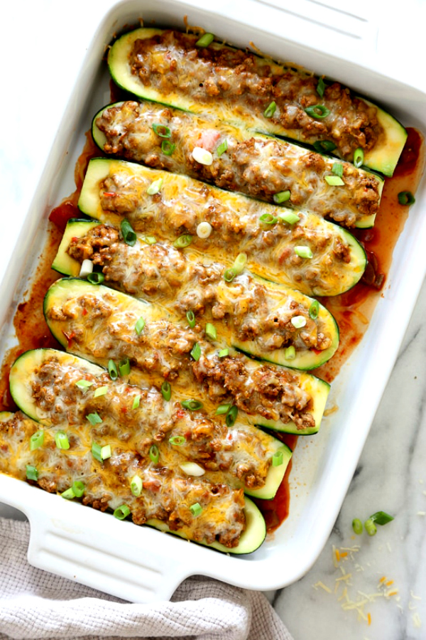 Barcos de abobrinha recheada de taco, via Skinnytaste Frascos de abobrinha recheada de taco em caçarola branca