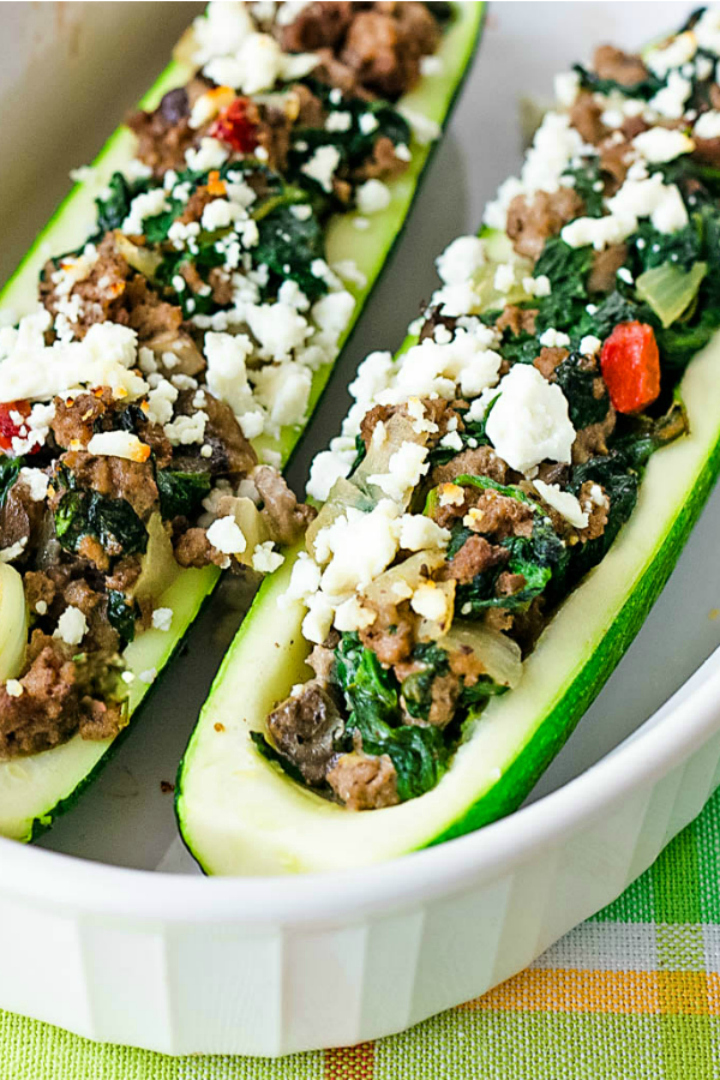 Receita de abobrinha recheada de espinafre e peru, via It's Yummi potes recheados com abobrinha com espinafre, queijo feta e peru moído