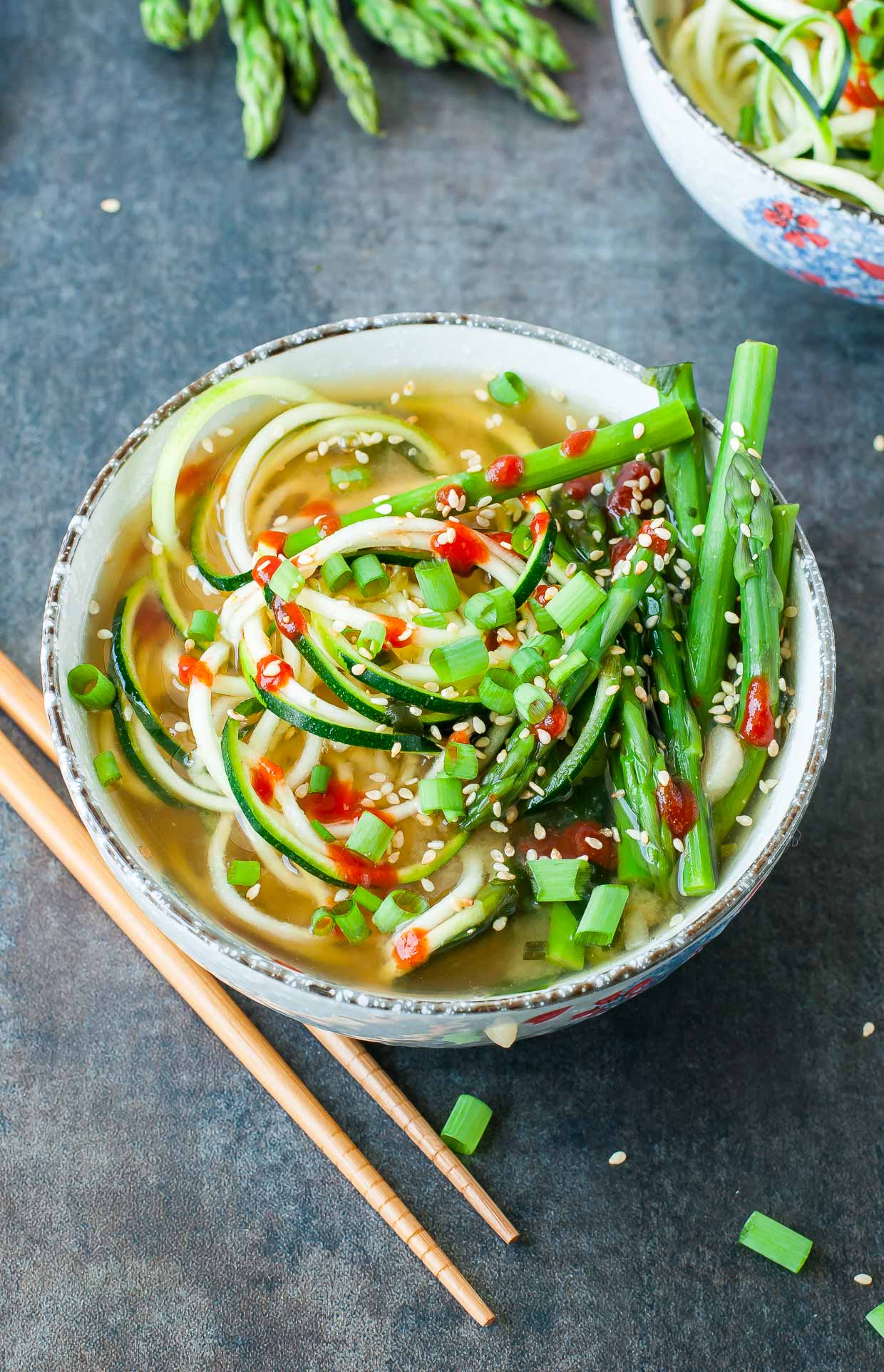 Sopa de missô com abobrinha enrolada em uma panela, com ervilhas e giz de cera sriracha picante abobrinha macarrão sopa missô