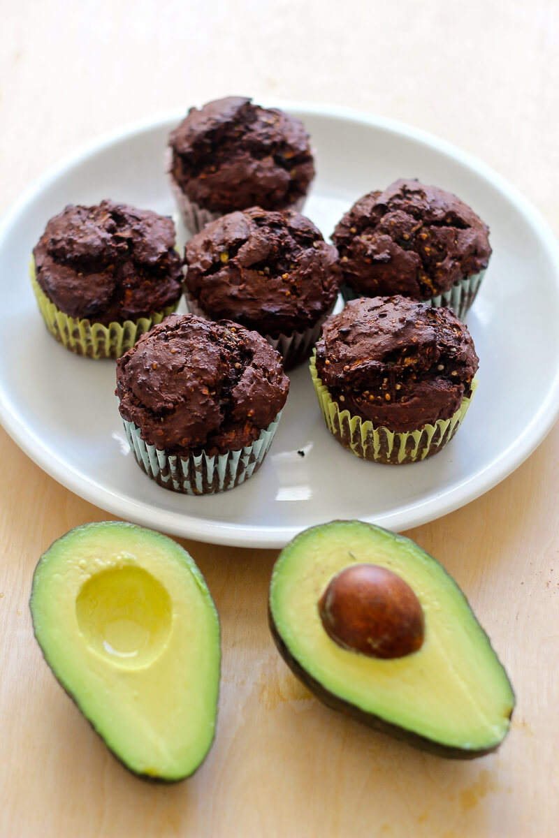 Muffins de chocolate com abacate e abobrinha, via Muffins de abobrinha com chocolate