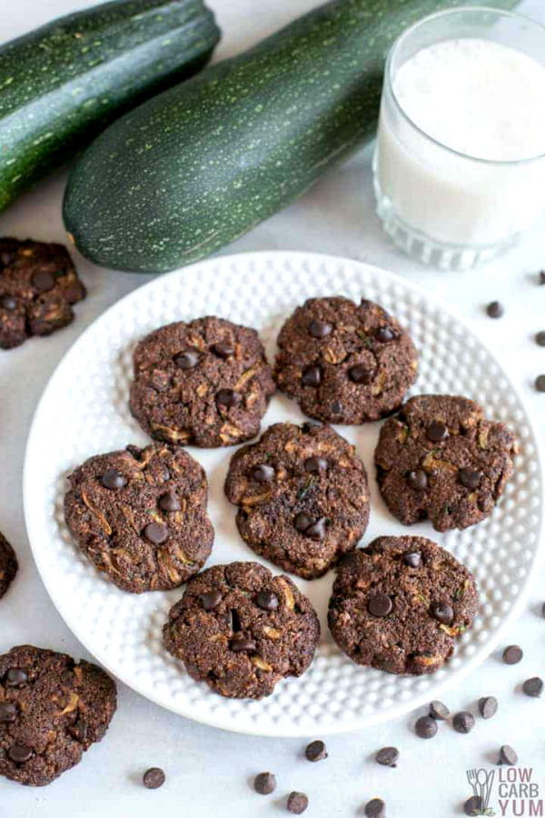 Cookies saudáveis com pouco carboidrato, via Low Carb Yum biscoitos de abobrinha de chocolate low carb em uma bandeja