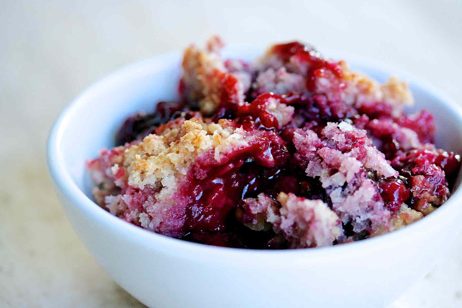 Sapateiro de Berry com Streusel de nozes de coco