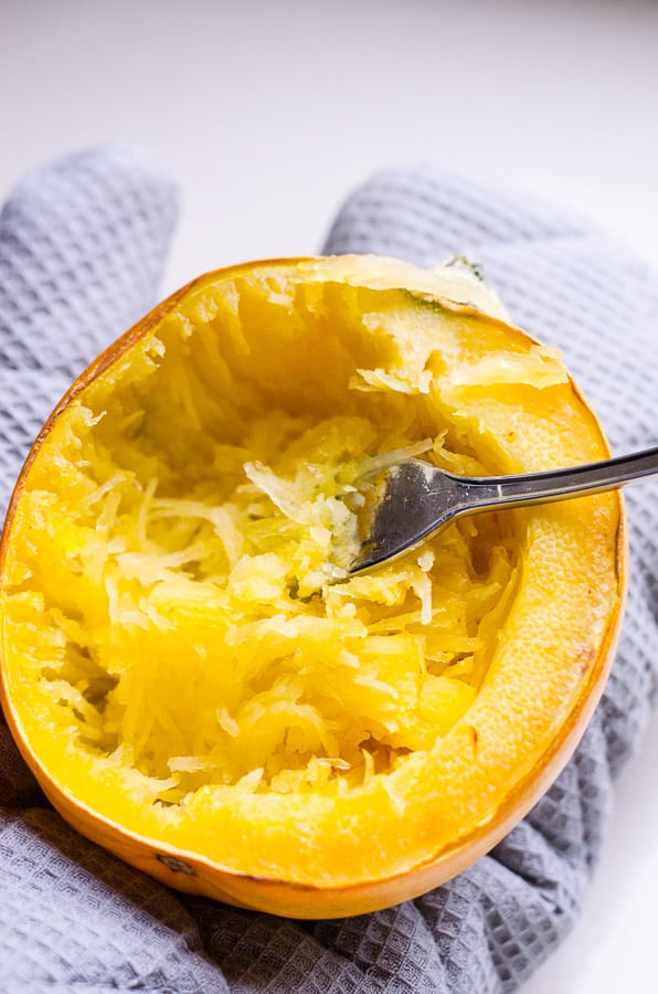 Manteiga de frango e receita de Spaghetti Squash Boats com baixo carboidrato e saudável sem sacrificar o sabor.