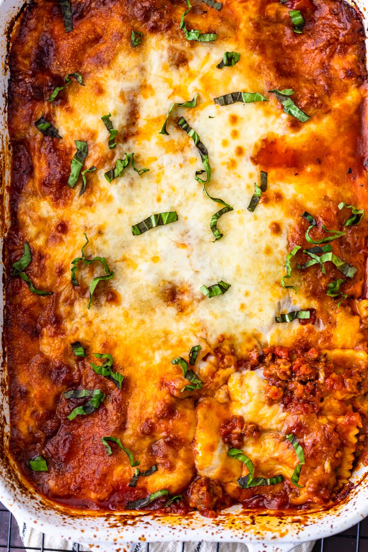 Ravioli Lasagna es una deliciosa mezcla de dos platos de pasta favoritos. Esta cazuela de ravioles con queso está hecha con capas de ravioles, salsa marinara mezclada con salchichas italianas y mucho queso. ¡Es una receta fácil de lasaña con una patada extra! A todos les encantará este horneado de lasaña de ravioles. lasaña de ravioles con queso