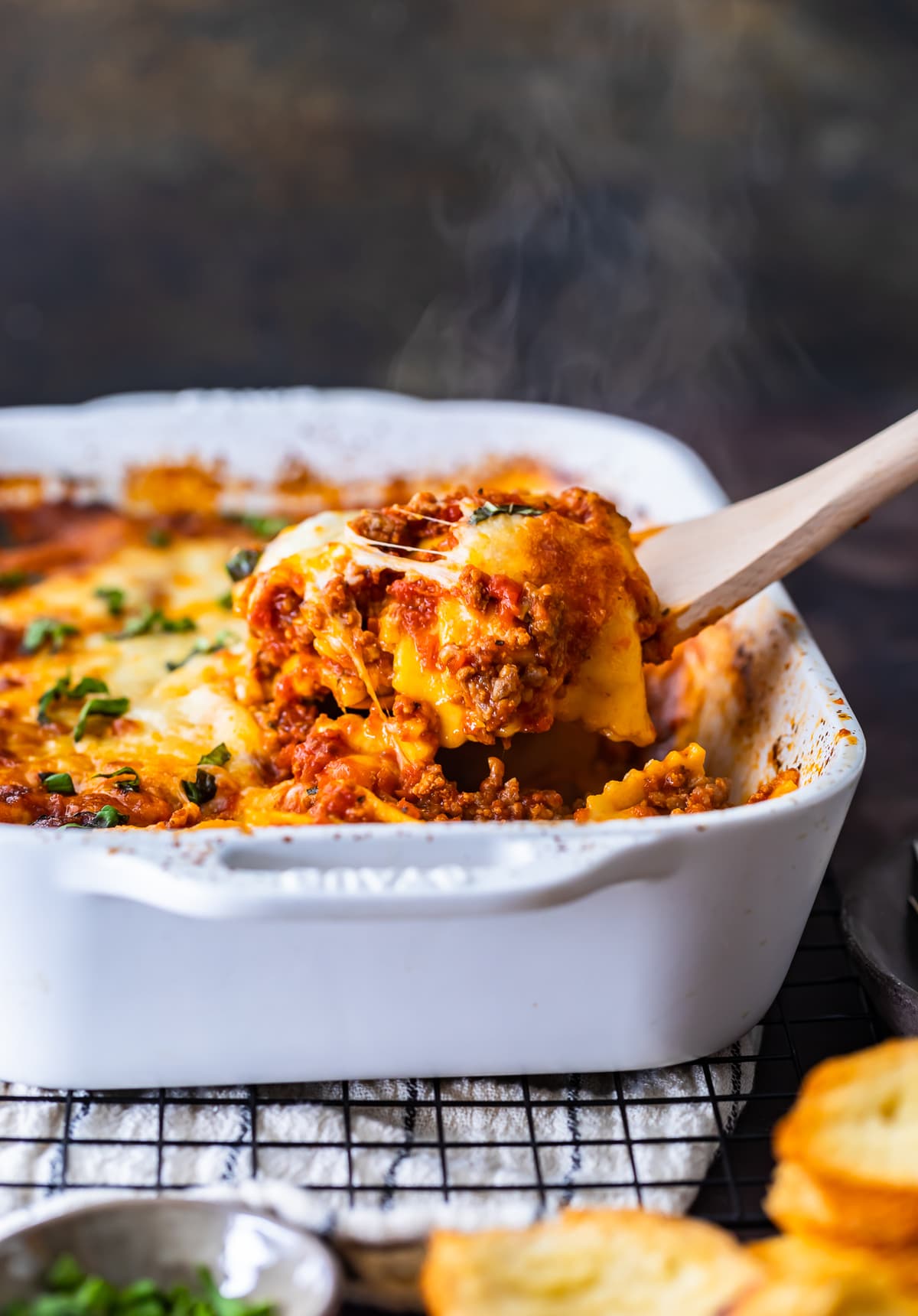 Ravioli Lasagna es una deliciosa mezcla de dos platos de pasta favoritos. Esta cazuela de ravioles con queso está hecha con capas de ravioles, salsa marinara mezclada con salchichas italianas y mucho queso. ¡Es una receta fácil de lasaña con una patada extra! A todos les encantará este horneado de lasaña de ravioles. receta fácil de lasaña hecha con ravioles