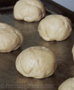 Rolos de cardamomo - Esses rolos de levedura levemente condimentados são crocantes por fora e macios por dentro.