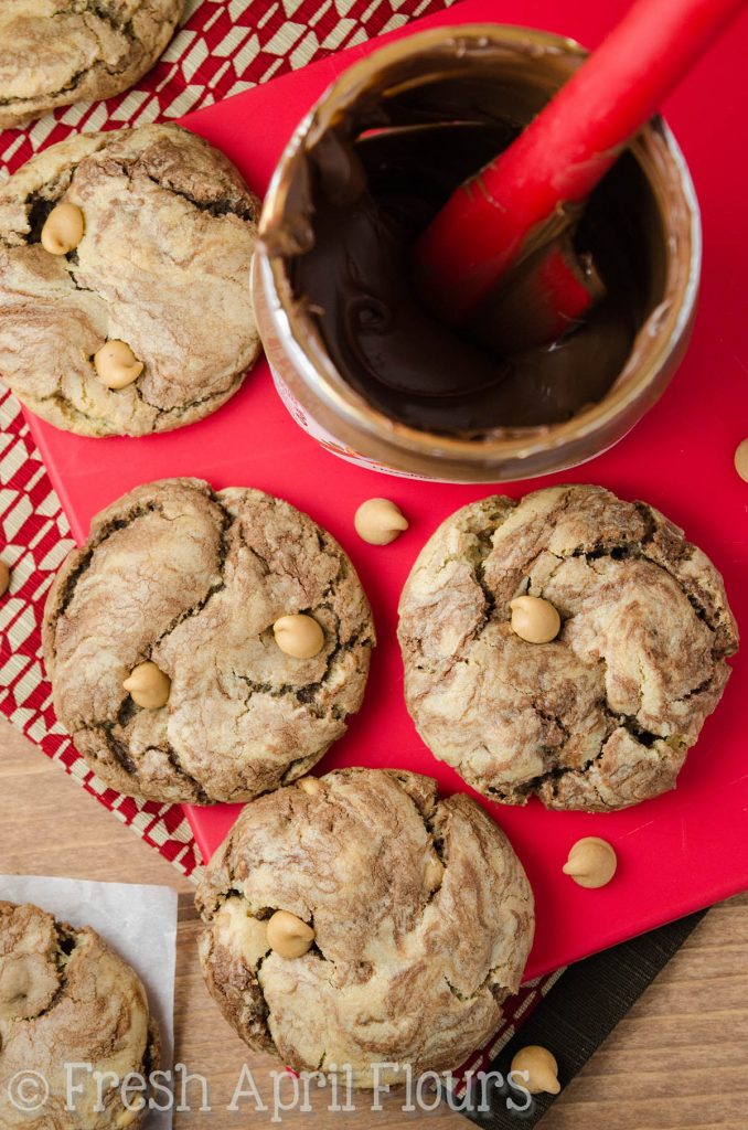 Biscoitos de manteiga de amendoim com redemoinho de Nutella: Biscoitos de açúcar mascavo recheados com pedaços de manteiga de amendoim e redemoinhos generosos de Nutella.