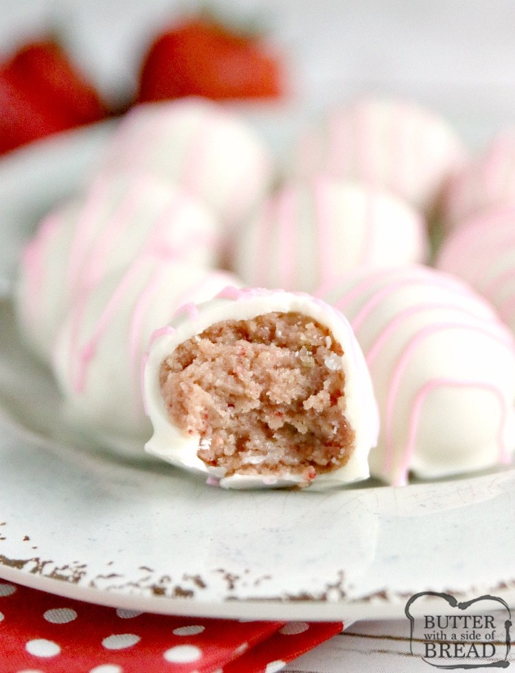 As bolinhas de morango Oreo são feitas com apenas 4 ingredientes, sem a necessidade de assar! Feito em apenas alguns minutos com morangos liofilizados e biscoitos Golden Oreo!