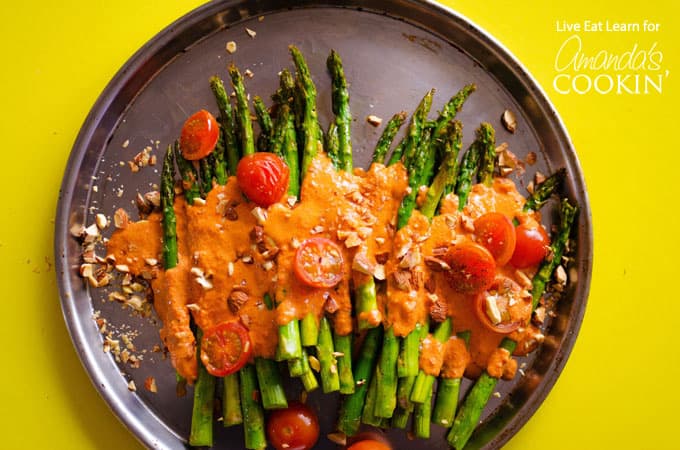 Espárragos Asados ​​con Salsa Ahumada de Romesco