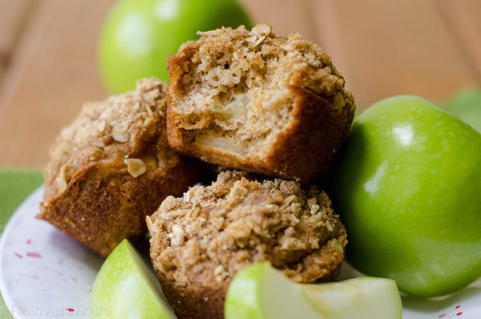 Muffins de aveia com canela e maçã: Pãezinhos úmidos e macios, cheios de torta, maçãs grossas cobertas com uma canela derretida na boca e um streusel de aveia. Uma ótima receita de muffin para o outono!