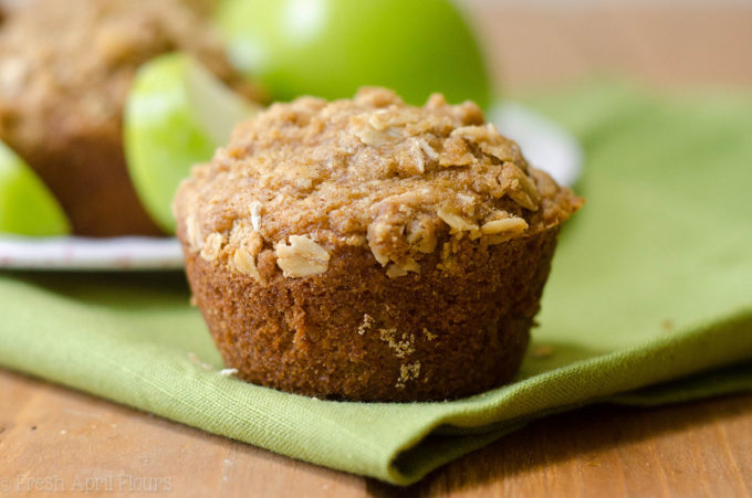 Muffins de aveia com canela e maçã: Pãezinhos úmidos e macios, cheios de torta, maçãs grossas cobertas com uma canela derretida na boca e um streusel de aveia. Uma ótima receita de muffin para o outono!