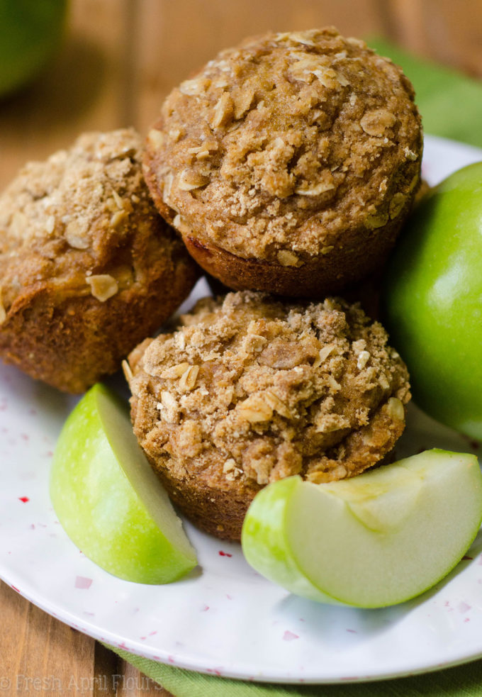 Muffins de aveia com canela e maçã: Pãezinhos úmidos e macios, cheios de torta, maçãs grossas cobertas com uma canela derretida na boca e um streusel de aveia. Uma ótima receita de muffin para o outono!