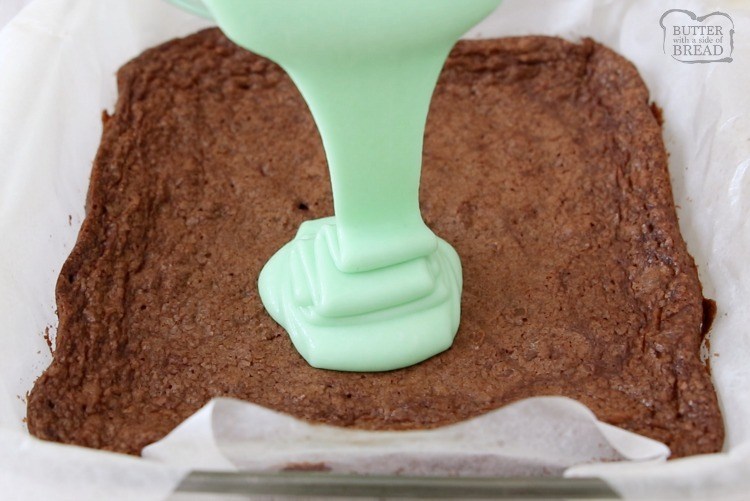A melhor receita de brownie de menta fácil e perfeitamente assada com chocolate!  A dupla camada de menta e cobertura de chocolate é incrível.  Perfeito para a sobremesa do dia de São Patrício!