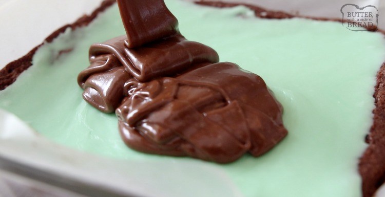 A melhor receita de brownie de menta fácil e perfeitamente assada com chocolate!  A dupla camada de menta e cobertura de chocolate é incrível.  Perfeito para a sobremesa do dia de São Patrício!