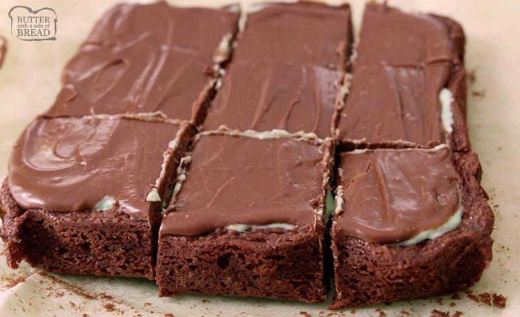 A melhor receita de brownie de menta fácil e perfeitamente assada com chocolate!  A dupla camada de menta e cobertura de chocolate é incrível.  Perfeito para a sobremesa do dia de São Patrício!