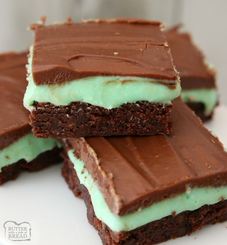 A melhor receita de brownie de menta fácil e perfeitamente assada com chocolate!  A dupla camada de menta e cobertura de chocolate é incrível.  Perfeito para a sobremesa do dia de São Patrício!