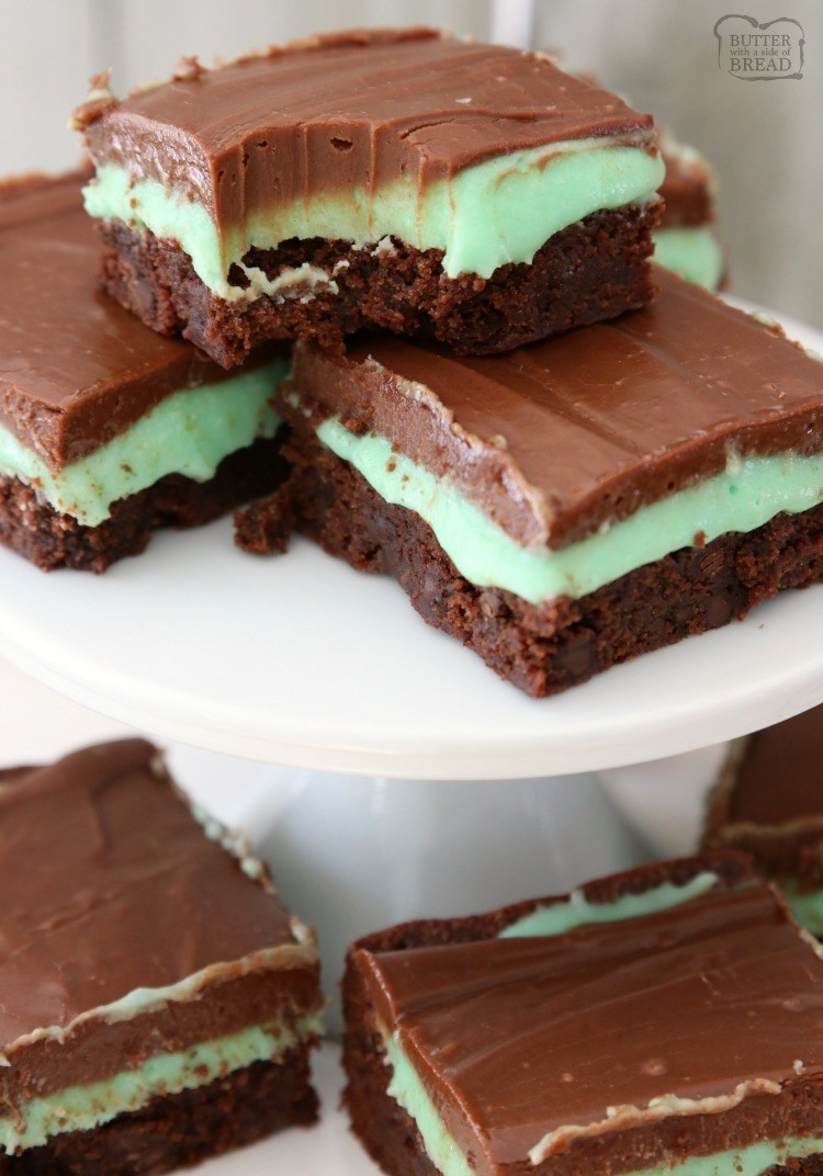 A melhor receita de brownie de menta fácil e perfeitamente assada com chocolate!  A dupla camada de menta e cobertura de chocolate é incrível.  Perfeito para a sobremesa do dia de São Patrício!