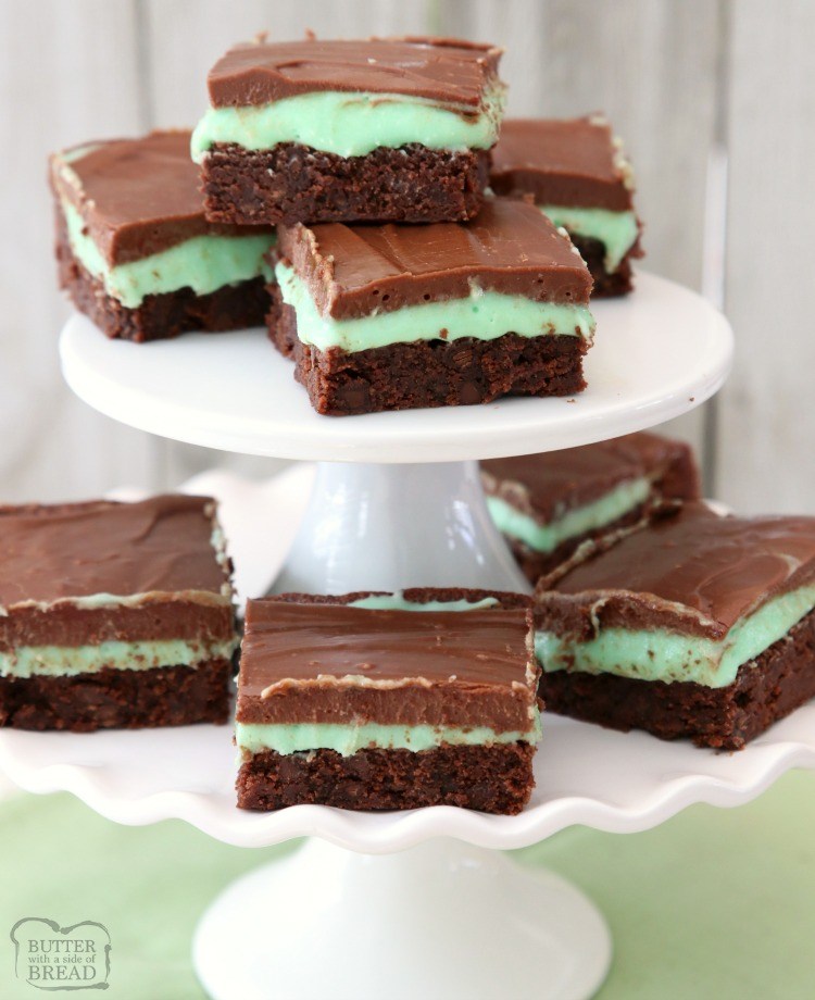 A melhor receita de brownie de menta fácil e perfeitamente assada com chocolate!  A dupla camada de menta e cobertura de chocolate é incrível.  Perfeito para a sobremesa do dia de São Patrício!
