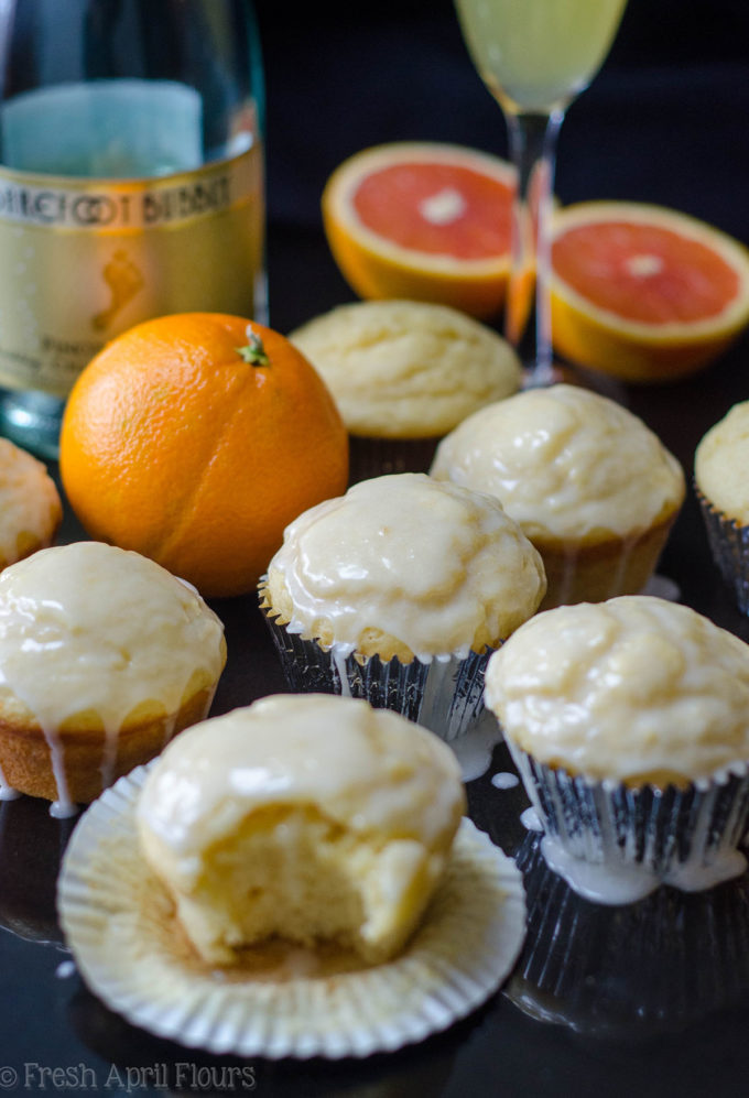 Muffins de Mimosa Vitrificados - Muffins de citrinos feitos com uma redução de champanhe e cobertos com um esmalte laranja bêbado são a maneira mais doce de obter sua dose de mimosa.