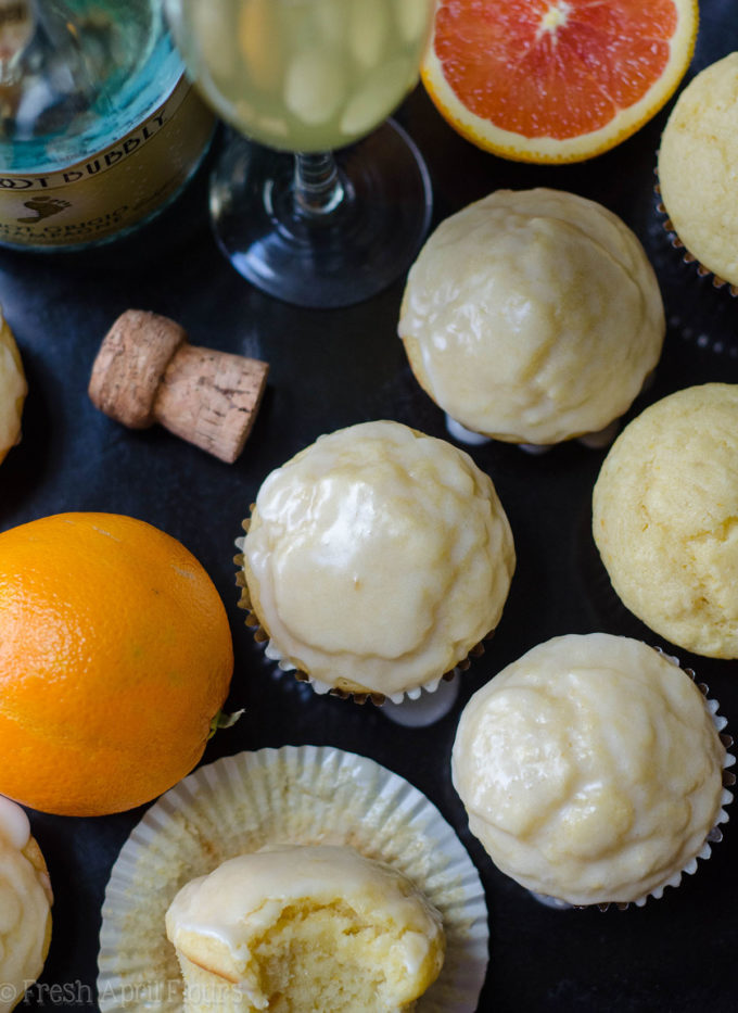 Muffins de Mimosa Vitrificados - Muffins de citrinos feitos com uma redução de champanhe e cobertos com um esmalte laranja bêbado são a maneira mais doce de obter sua dose de mimosa.