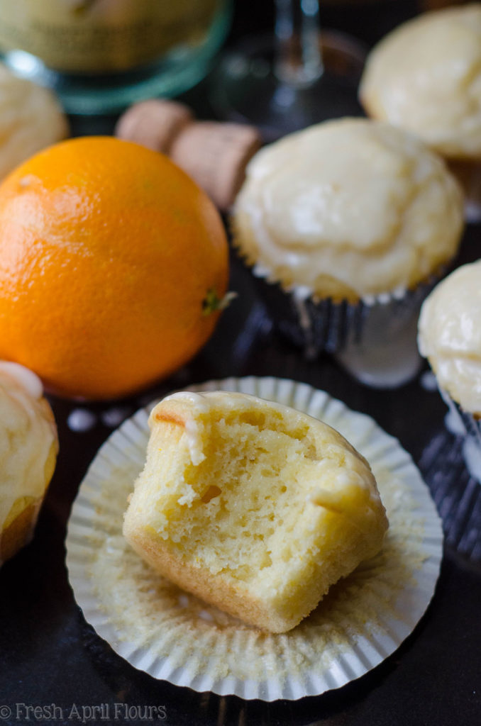 Muffins de Mimosa Vitrificados - Muffins de citrinos feitos com uma redução de champanhe e cobertos com um esmalte laranja bêbado são a maneira mais doce de obter sua dose de mimosa.