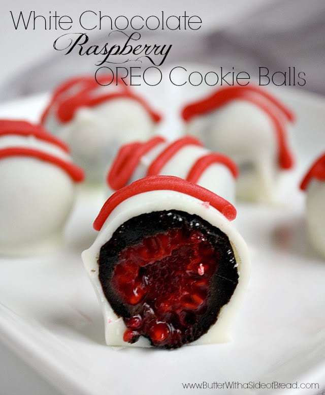 As Oreo Balls são um ótimo presente e são deliciosas com uma framboesa fresca no meio e o Oreo esmagado coberto de chocolate branco. 