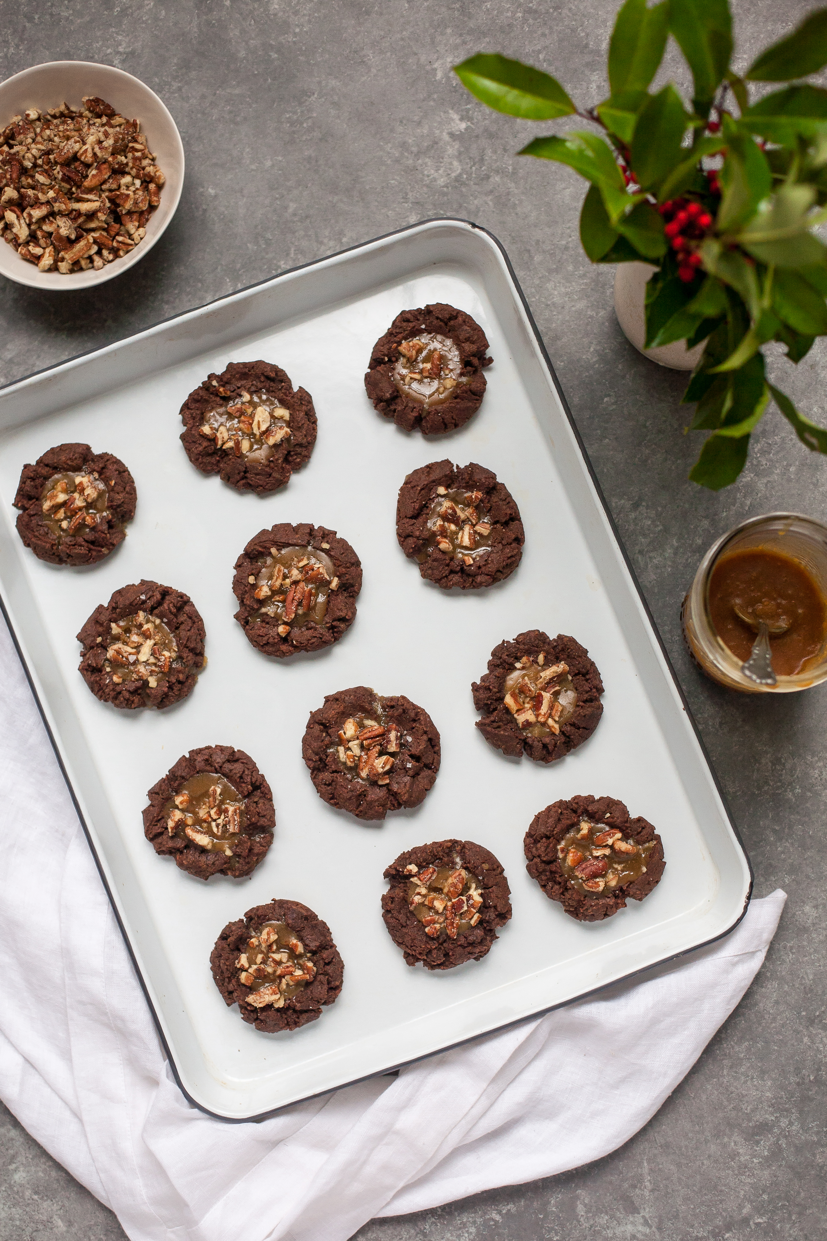 Pegadas de chocolate com manteiga de amêndoa e caramelo de bordo (sem glúten, sem grãos)