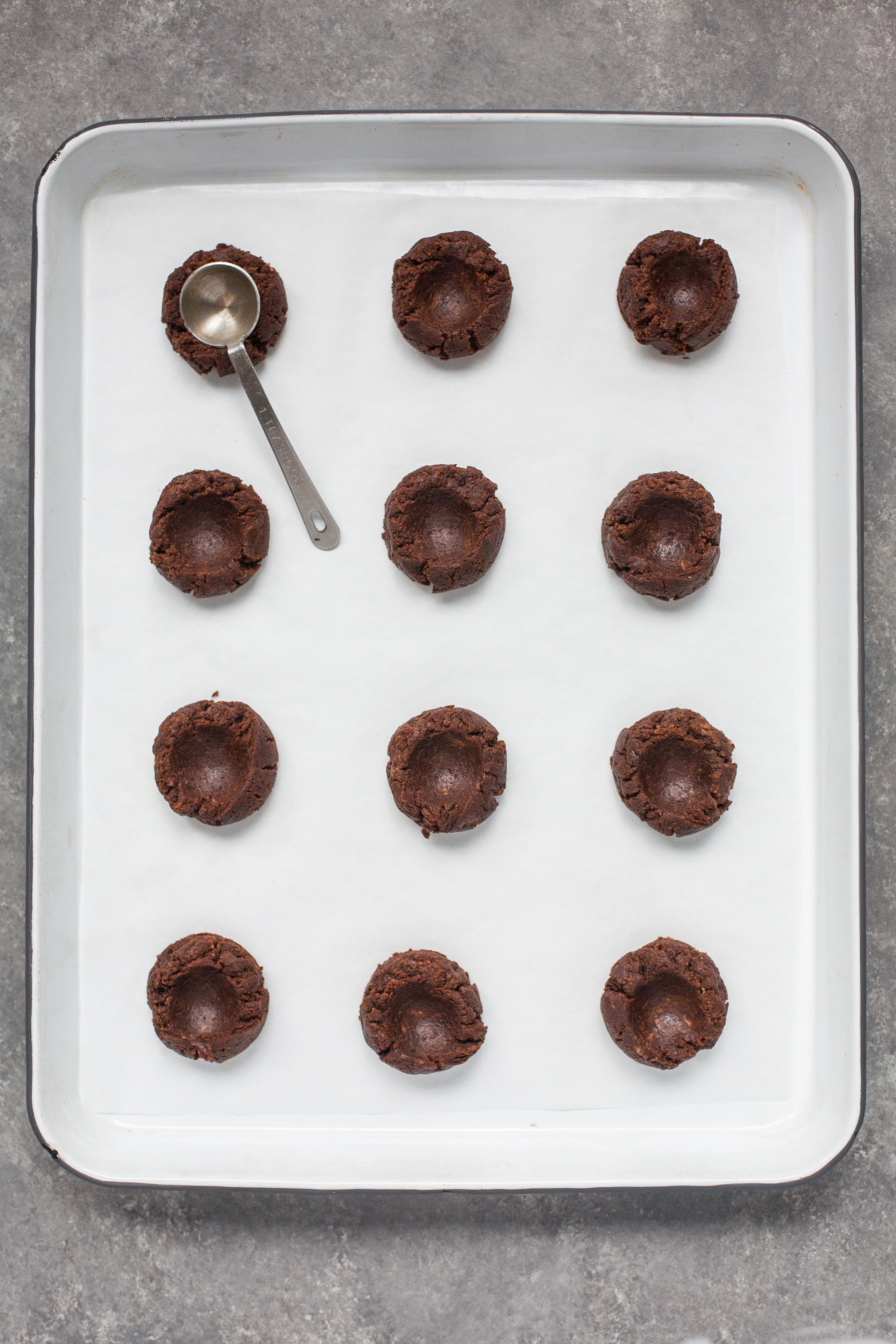 Pegadas de chocolate com manteiga de amêndoa e caramelo de bordo (sem glúten, sem grãos)