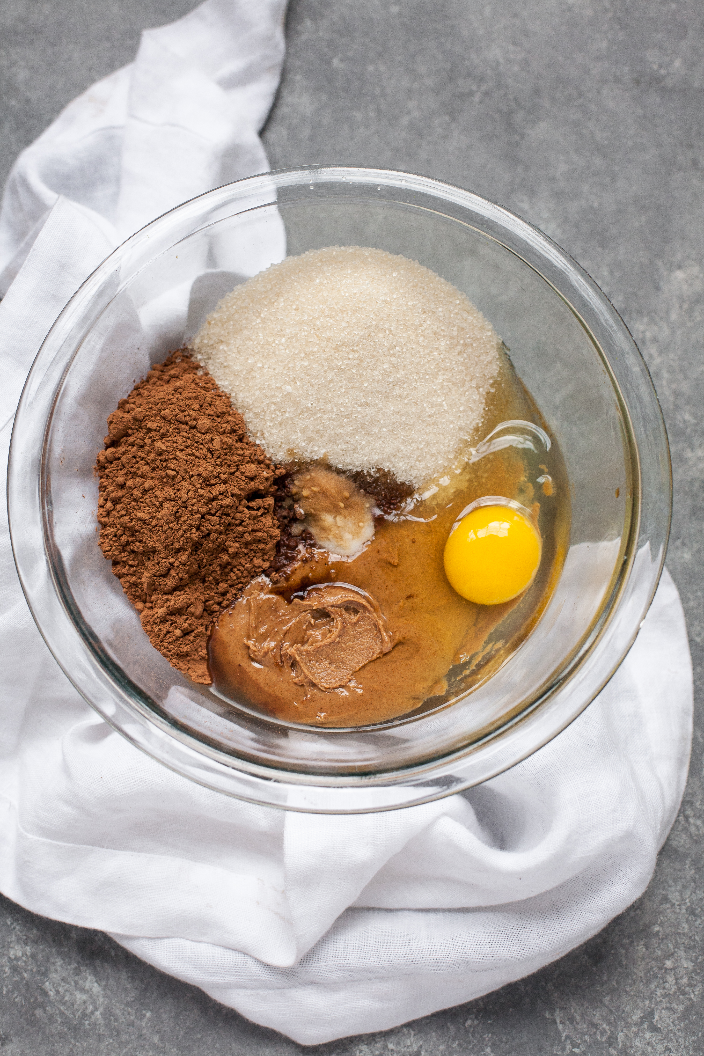 Pegadas de chocolate com manteiga de amêndoa e caramelo de bordo (sem glúten, sem grãos)