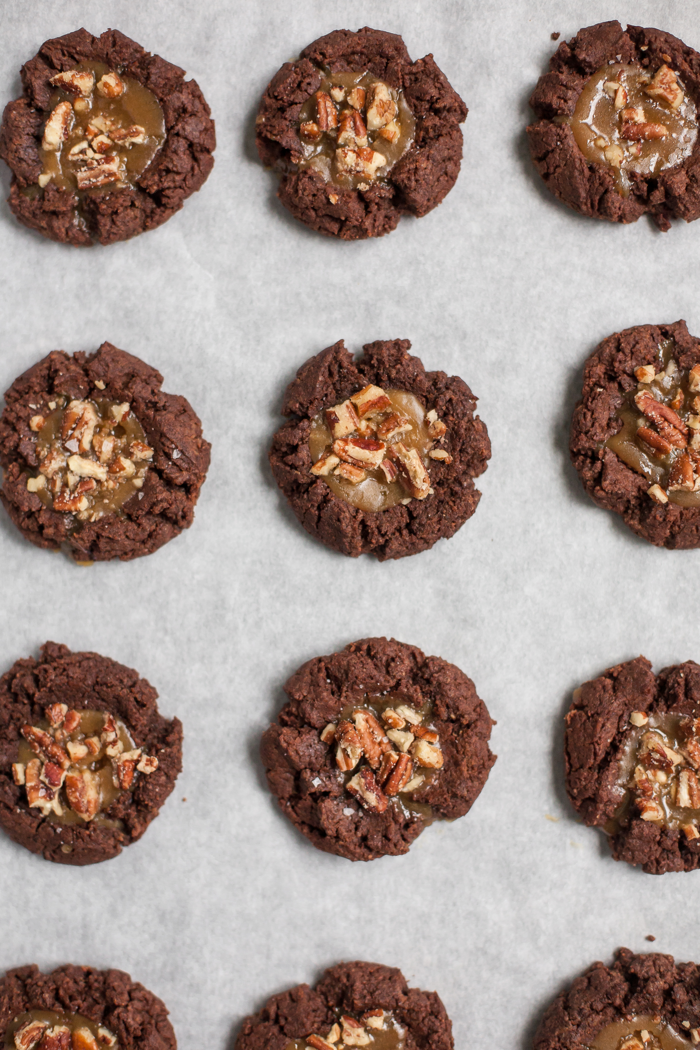 Pegadas de chocolate com manteiga de amêndoa e caramelo de bordo (sem glúten, sem grãos)
