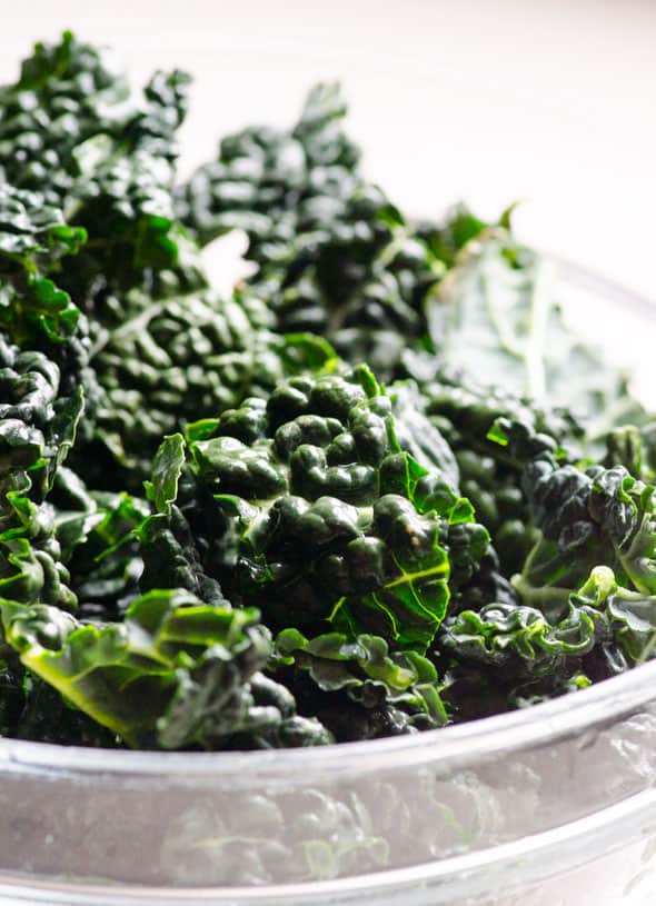 A receita de vegetais e feijões é um jantar vegetariano saudável de 20 minutos ou acompanhado de couve, feijão branco e alcachofra. Ingredientes muito flexíveis. | .com