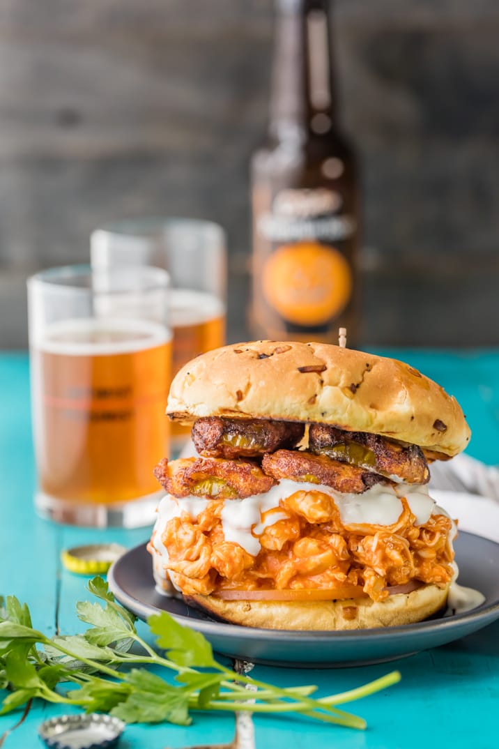Crockpot sandwich de pollo búfalo en un plato