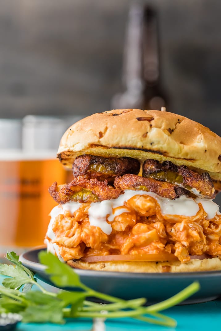 sandwich de pollo búfalo con pepinillos fritos