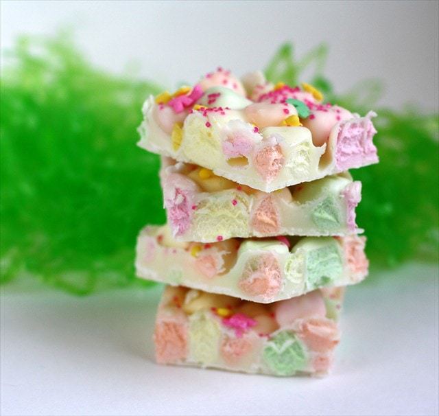 Casca de Marshmallow de Páscoa é uma das minhas sobremesas favoritas da Páscoa! Apenas 4 ingredientes e alguns minutos para fazer este presente de Páscoa fofo e festivo. Todo mundo gosta de nossa casca de Marshmallow de Páscoa!