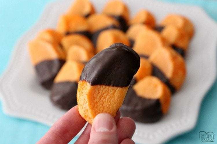 Cookies de laranja com chocolate imitam fatias de laranja mergulhadas em chocolate. O sabor cítrico brilhante e picante vem da mistura de laranja Kool-Aid assada em biscoitos!
