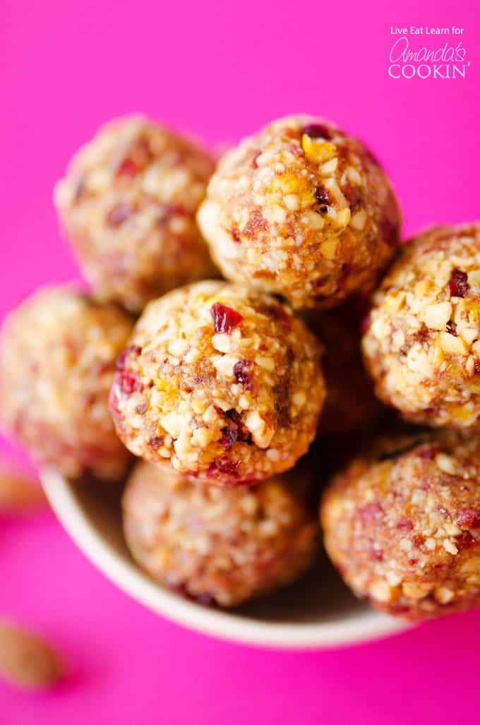 Bocaditos de arándano desayuno- bolas de granola en un tazón